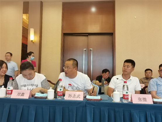 图片包含 人, 桌子, 一群, 人们&#xA;&#xA;描述已自动生成