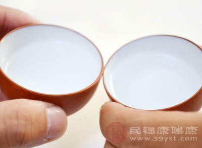 抽烟和过量喝酒可能导致骨质疏松症和关节炎等健康问题，增加膝关节的损伤风险